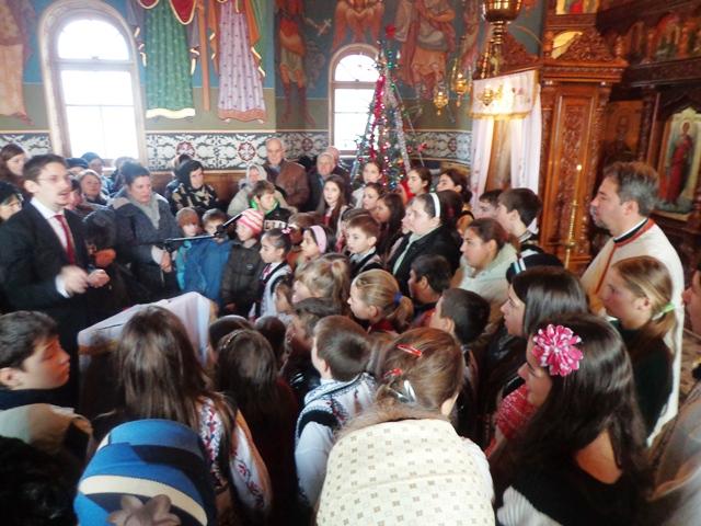 Micii colindatori ai parohiei