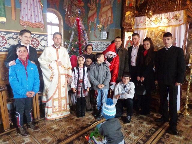 Micii colindatori ai parohiei